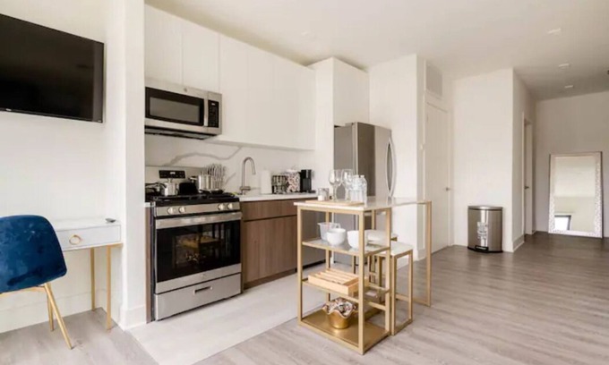 Central Business District Apartamento | Ritzy Downtown Studio Apt/FREE PARKING