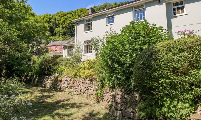 Solva Casa | RIVENDELL, character holiday cottage, with a garden in Solva