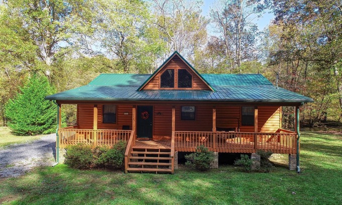 Cosby Cabina | Rivendell Creekside - 3 Bedrooms, 2 Baths, Sleeps 6 Cabin by RedAwning