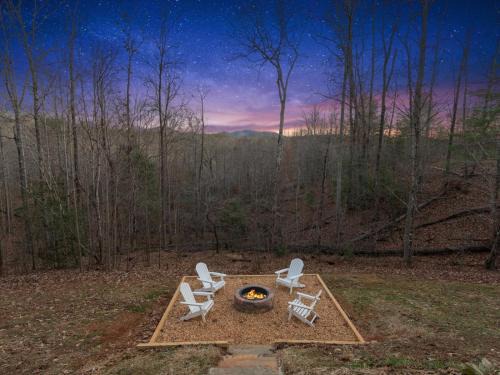 Morganton Casa | Rivendell - Stunning Views, Fireplace, Hot Tub, Billiards Table, Outdoor Fire Pit - Morganton, GA