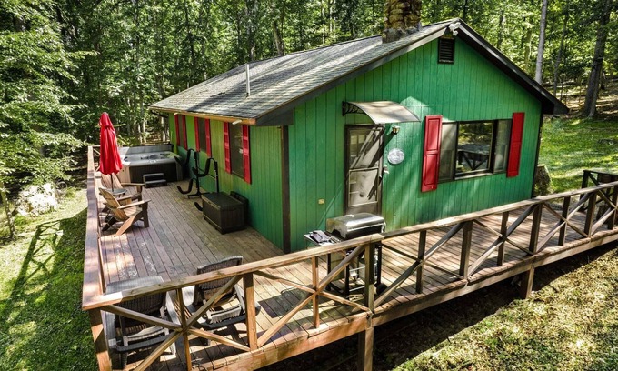 Great Cacapon Cabina | River Access Cabin w Hot Tub, FirePit & Kayaks!