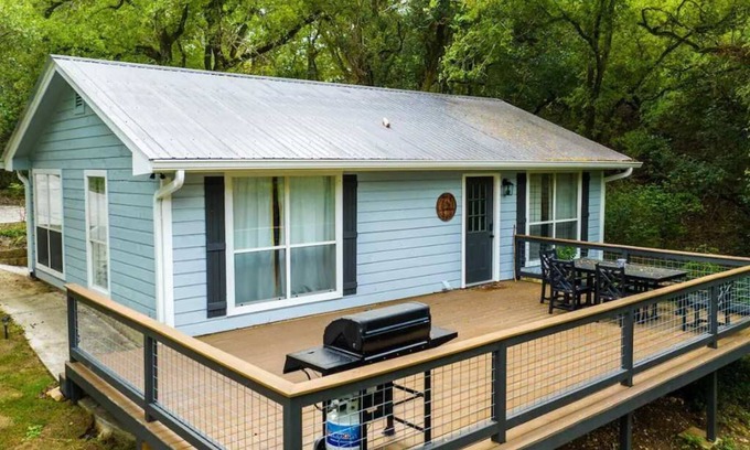 Kyle Casa | River Access | Fire Pit | BBQ | Deck | Sleeps 8