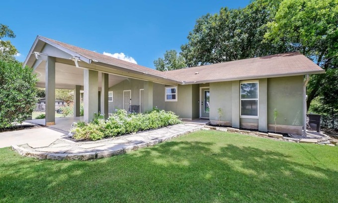 Seguin Casa | River View Staycation / FastWiFi / Firepit / ZDT Park