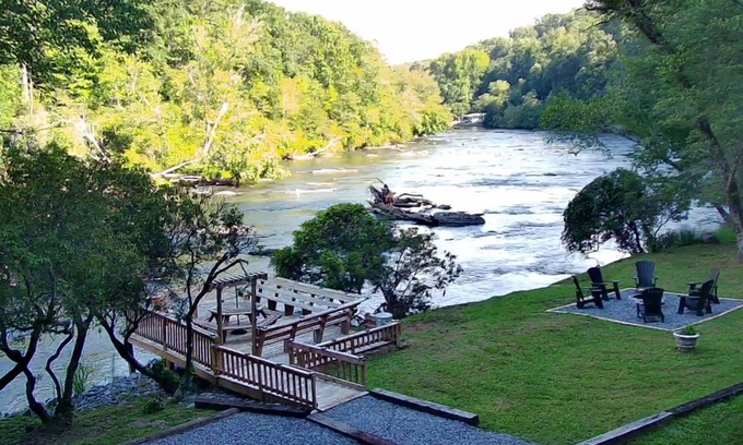 Ellijay Casa | “River Bend House” Beautiful 3/3 with Hot Tub right on the River! Amazing views!