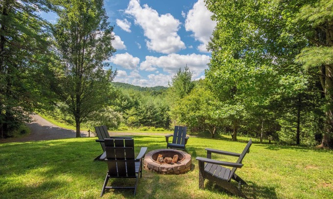 Crumpler Cabina | Cabina privada de Blue Ridge Mountain con vistas y jacuzzi!