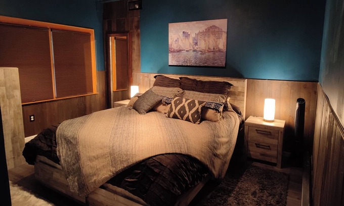Athens Casa | River Bottom Bungalow in delightful Athens with Hot Tub, Sauna and River access