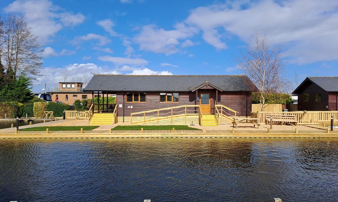 Brundall Cabina | River Breeze - Waterside, Norfolk Broads, sleeps 6 in 3 bedrooms