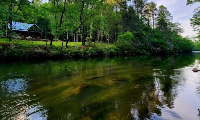 Dahlonega Cabina | River Cabin in ON the Water with Firepit