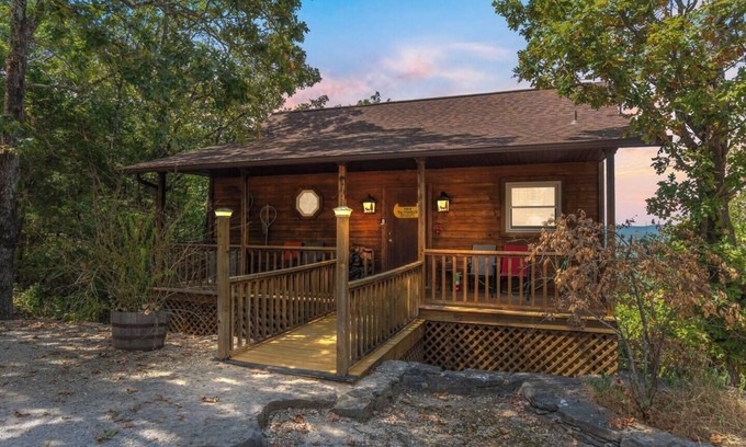 Eureka Springs Casa | River Cabin, Jacuzzi, Sleeps 6!
