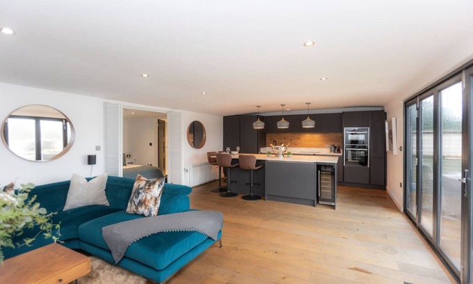 Henley Apartamento | River Cabin With Mooring - From 250 Per Night