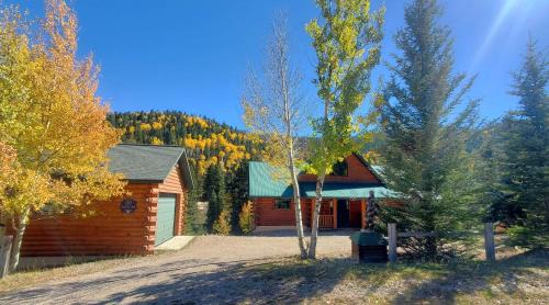Red River Casa | River Chant Lodge - Hot Tub - On The River - WiFi - Satellite - Washer - Dryer - Large Deck - Wood Burning Fireplace - Fire Pit