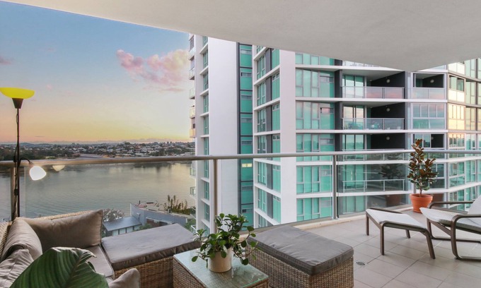 Hamilton Apartamento | River + City Views. Unit 4kms from Airport and City