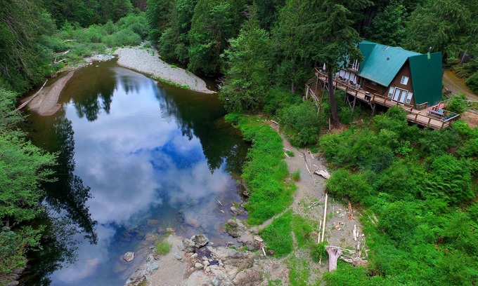 Shawnigan Lake Casa | Oasis frente al río, con playa privada para nadar, ideal para familias y grupos