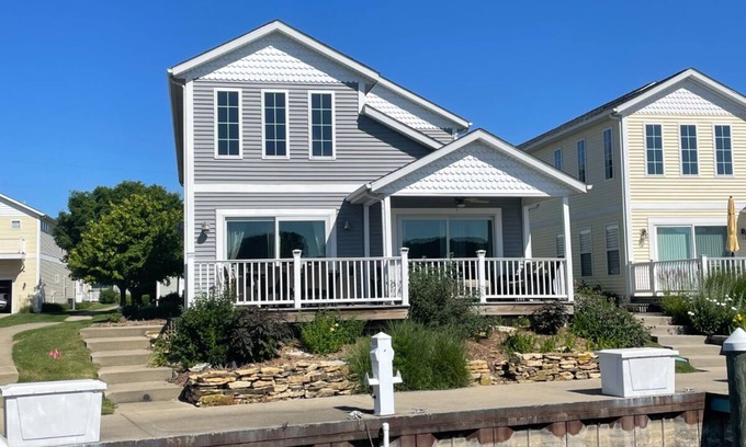 Saint Joseph Casa | River Front 4-bedroom house with boat dock close to downtown St. Joseph.