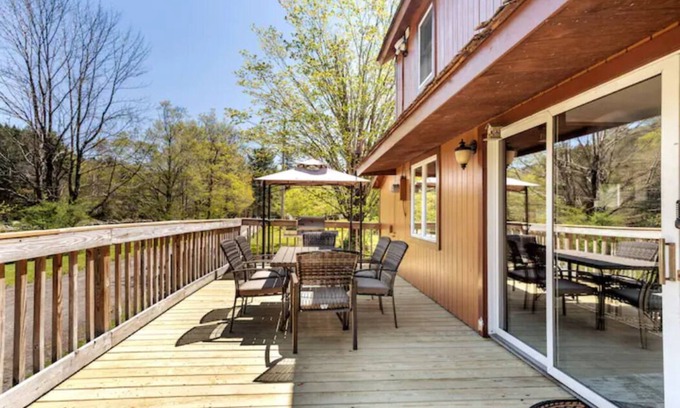 East Branch Casa | River front 7-Bedroom Secluded home on 6 acre!