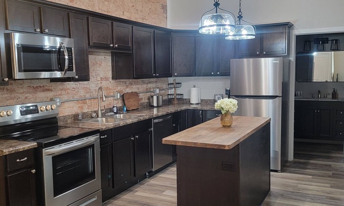 Oak Harbor Casa | River Front Apartment. 40 min to Cedar Point/Lake Erie/Put-In-Bay!