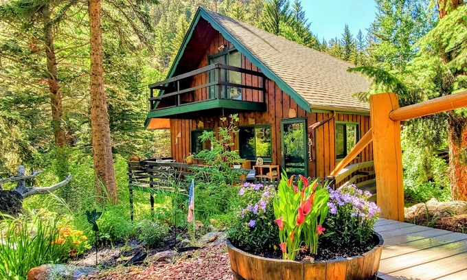 Idaho Springs Cabina | River Front Cabin with Fish Pond