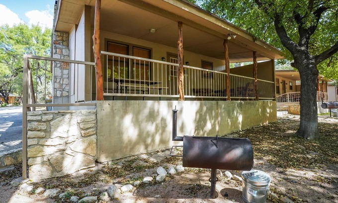Sabinal Cabina | River Front cabin with access to shared pool!