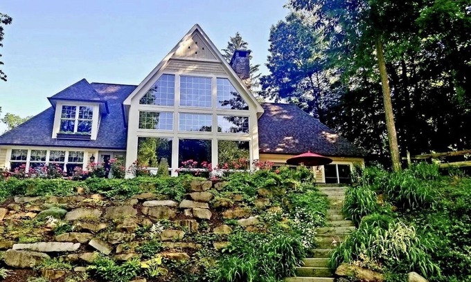 Olmsted Falls Casa | River Front Estate with Charming Guesthouse