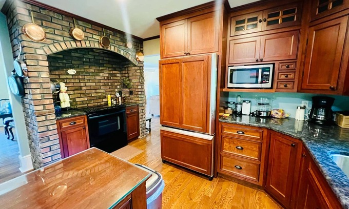 Benton Harbor Casa | River front fully furnished 4 bedroom homen