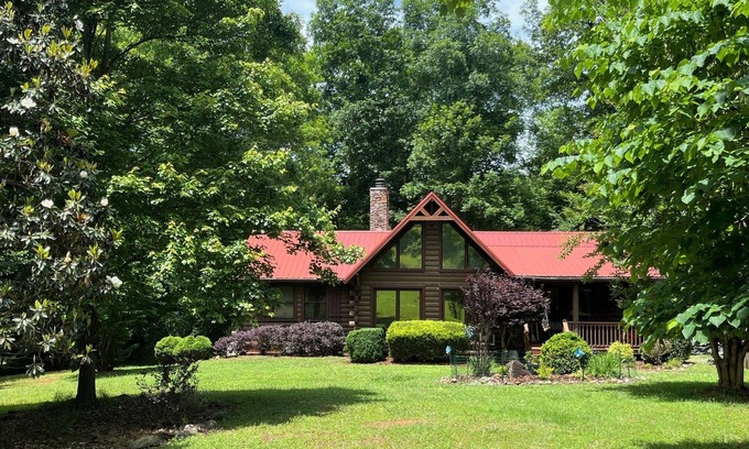 Rutherfordton Cabina | River front log home a 3 millas del Tryon Equestrian Center, comunidad cerrada