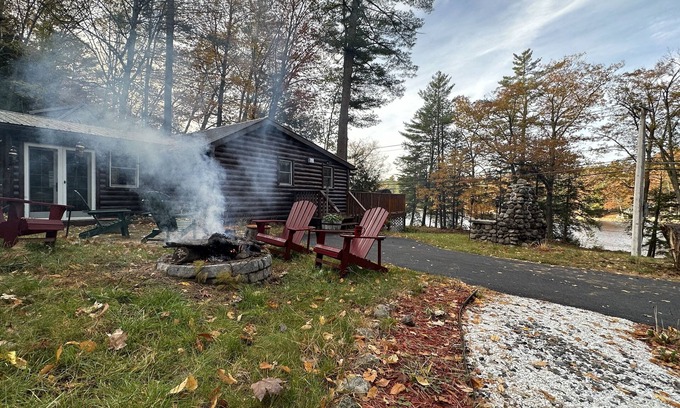 Lake Luzerne-Hadley Cabina | River Front Private Adirondacks Log Cabin