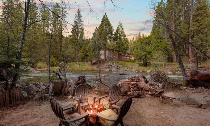Kyburz Cabina | River Front / Private Beach Family Friendly Cabin Tahoe basin