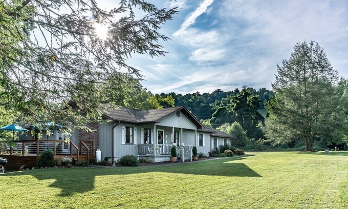 Elizabethton Casa | ** NUEVO LISTADO ** Casa frente al río con 60 pies de acceso privado al agua