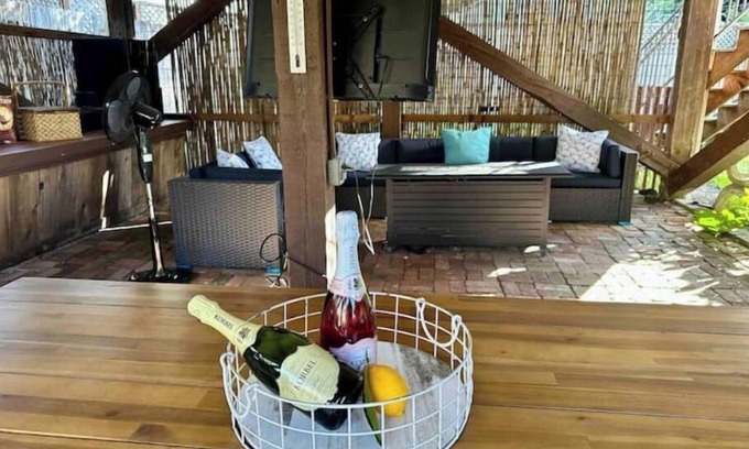 Guerneville Casa | River Haven: Hot Tub, Outdoor Lounge, Walk to Beach