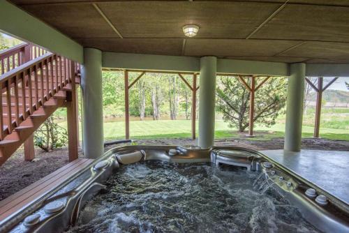 Fleetwood Casa | River Haven on the New River - Hot Tub & Ultimate Outdoor Space! Sleeps 6!