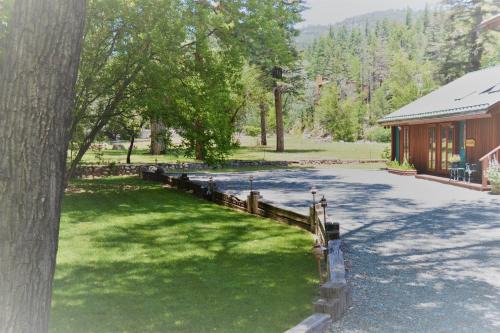 Ruidoso Casa | River Hideout: One Bedroom Duplex Cottage ON THE RIVER!