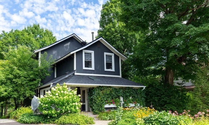 Bracebridge Casa | River house a 5 min walk from downtown. Big yard and private dock.