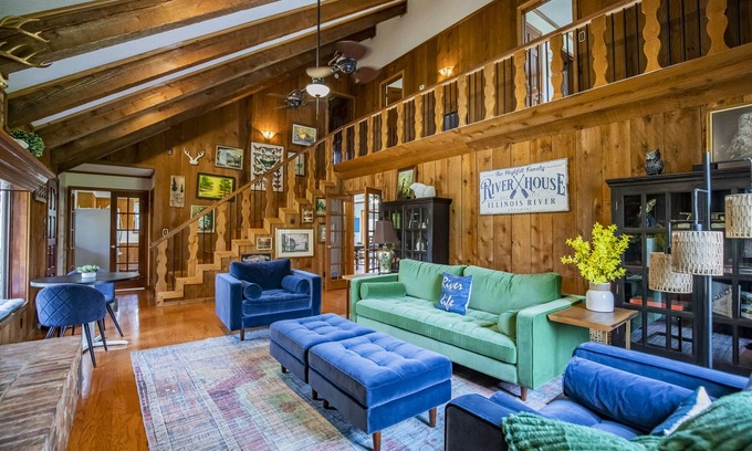 Siloam Springs Cabina | River House, kayak, fishing, king beds, riverfront
