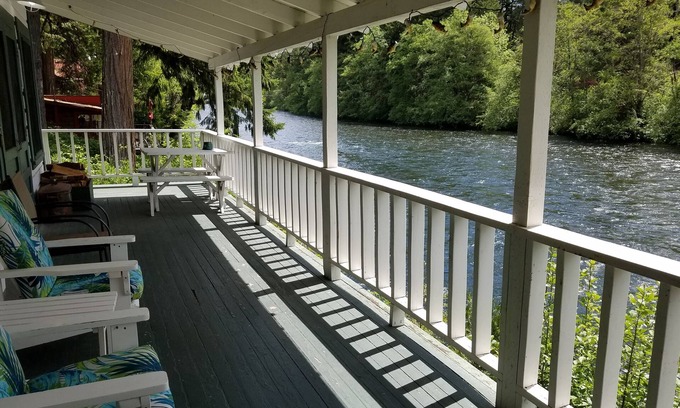 Blue River Cabaña | River House on the McKenzie