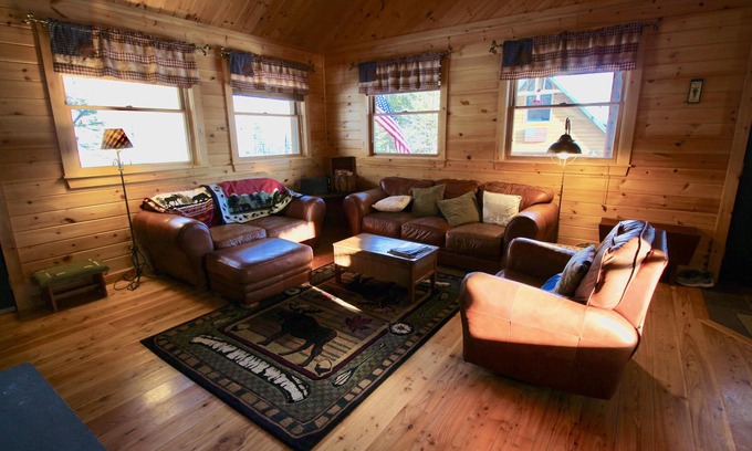 Kingfield Cabina | River House- Open Concept Cabin Sleeps 7-10 near Sugarloaf