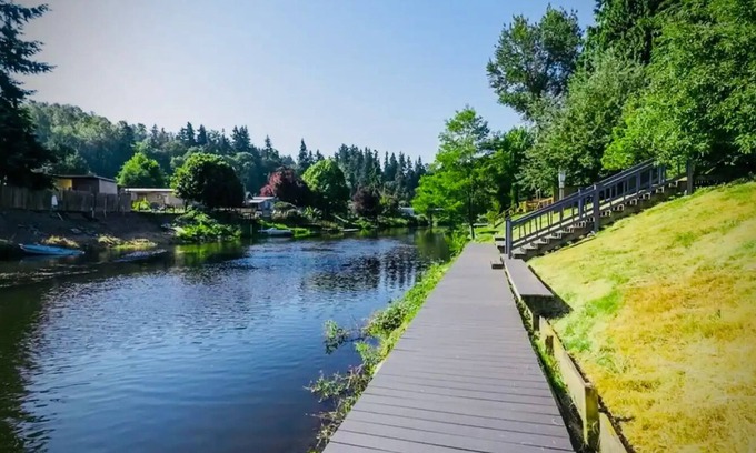 Bothell Apartamento | River Inn Cabin Theme Flat w/ Dock