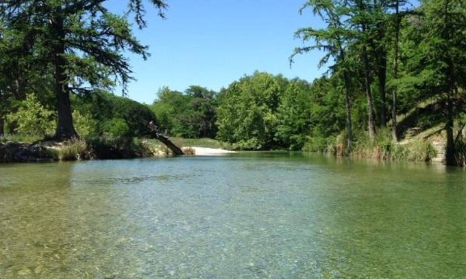 Leakey Casa | ¡EL RÍO ES TU PATIO!