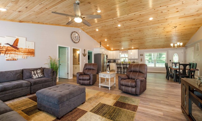 Elkton Casa | River Oasis Water Front, Pet Friendly Home, 5 King Bedrooms 15 Mins Massanutten