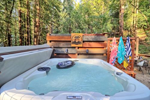 Rio Nido Casa | River Otter Hot Tub BBQ Fire Pit Russian River Gem