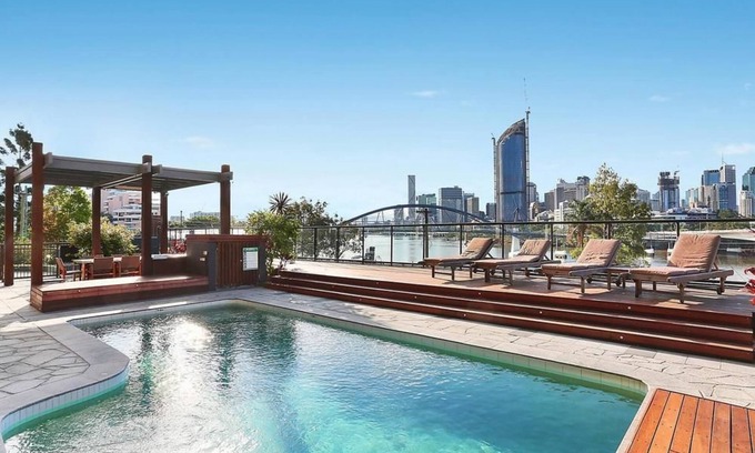 South Brisbane Hotel | River Plaza Apartments
