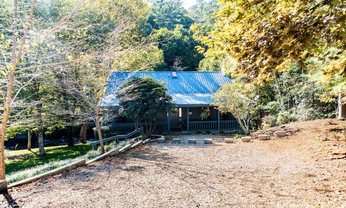 Suches Cabina | River Rapids - Books, Games, Firepit, Cabin on the Toccoa River!