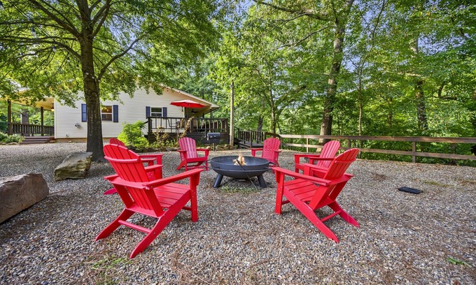 Broken Bow Cabina | River Ridge ~ 2 story riverfront cabin with hot tub, game room and kayaks