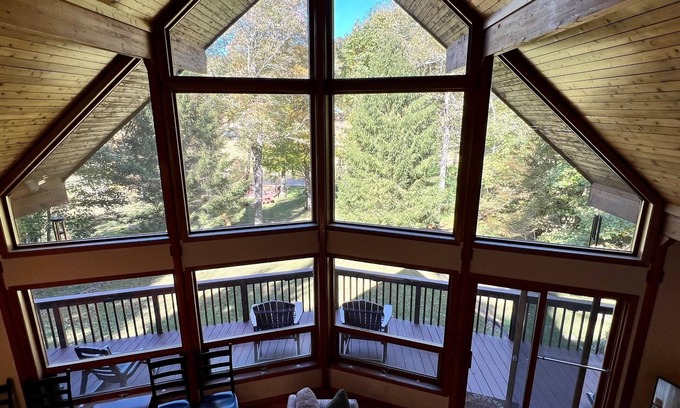 Boone Chalet De Esquí | MANTÉNGASE AL RÍO con área de picnic, fogón, 3HAB / 2BA, Greatroom, ¡minutos a Boone!