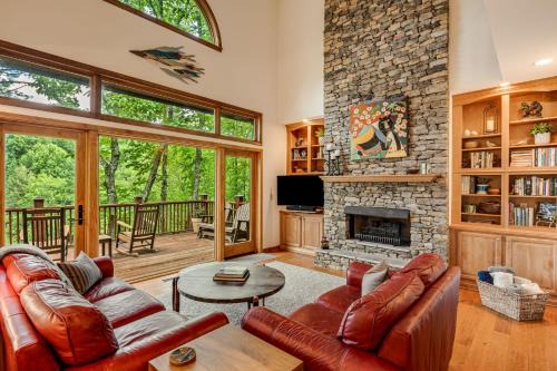 Sapphire Casa | River Ridge Retreat