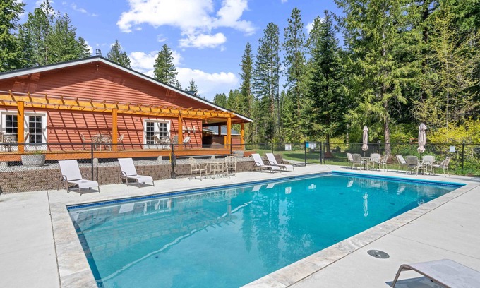 Leavenworth Cabina | River Road Lodge-Sleeps 16, Hot tub, 2 Fireplaces, Pool Table