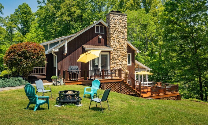 Bristol Casa | River Rock Retreat 3bd/2ba, firepit, wadeable river, 15min from Downtown Bristol