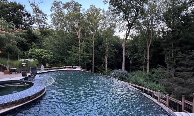 Fredericksburg Casa | "River Rock Villa: Privacy, Infinity Pool, River Hiking Where Luxury Awaits You"