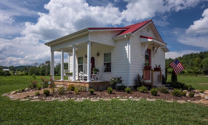 Bristol Casa | River Rose Cottage, 400ft S. Holston River frontage perfect for couples/anglers