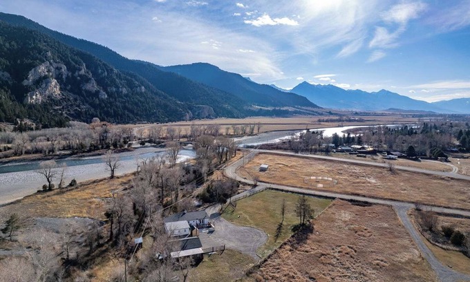 Livingston Casa | River Run Retreat: A Stylish Cottage on the Yellowstone