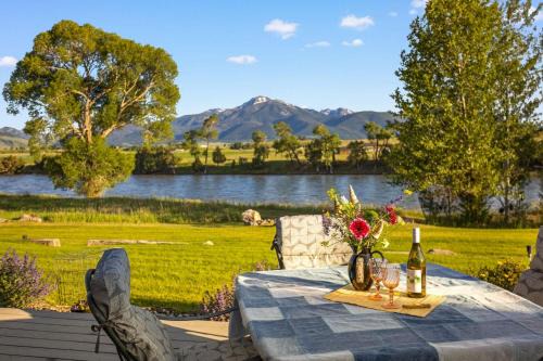 Livingston Casa | River Run